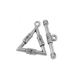 Clasp toggle triangle...